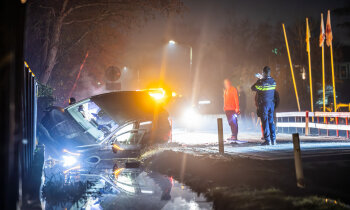 Auto te water langs Baambrugse Zuwe in Vinkeveen