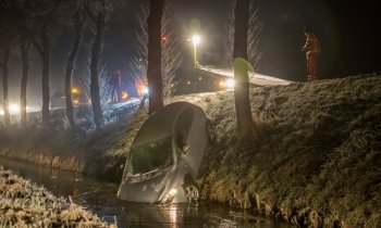 Automobilist rijdt talud af en breekt het ijs in Nigtevecht