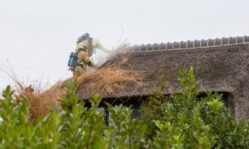 Grote brandweerinzet door rietenkap brand Vinkeveen