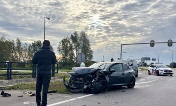 Auto's botsen op kruising in Amstelhoek