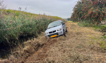 Auto bijna te water langs wandelroute in Mijdrecht