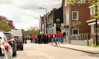 Zo&rsquo;n 200 AZ-supporters verzamelen in Vinkeveen voor bekerduel
