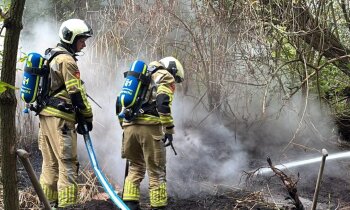 Veenbrand houdt brandweer urenlang bezig bij De Hoef, brandweerman gewond na