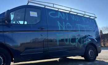 Ingeslagen ruit en graffiti bij achtergelaten bus in Wilnis