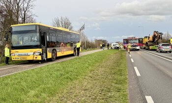 Lijnbus botst met auto op busbaan Mijdrecht
