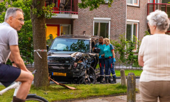 Auto knalt met hoge snelheid tegen boom in Mijdrecht