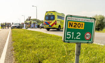 Motorrijder ernstig gewond geraakt na botsing met auto op N201, weg dicht voor onderzoek