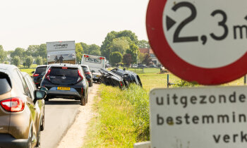 Autoambulance met gloednieuwe Jeep van de weg op sluiproute na ongeval