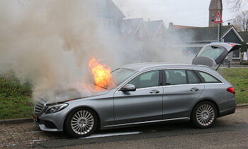 Brandweer blust autobrand in Amstelhoek