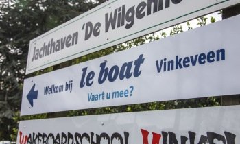 Vinkeveense huurboot vast in Utrechtse Oudegracht