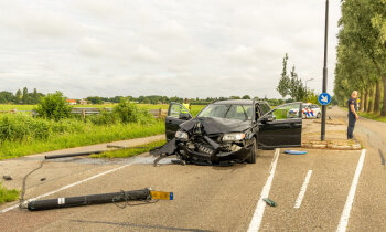 Auto botst op lantaarnpaal in Abcoude, lichtmast breekt in drieën
