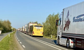 Tientallen vrachtwagens staan muurvast door ongeluk N201