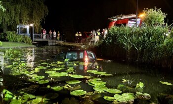 Brandweerduikers zoeken naar bestuurder na ongeval in Vinkeveen