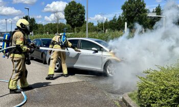 Brandweer blust autobrand bij Hotel in Vinkeveen