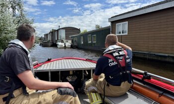 Brandweer voorkomt zinken van woonark in Vinkeveen