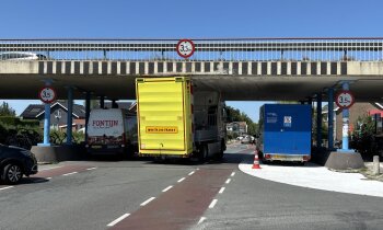 Pijlwagen rijdt vast onder viaduct N201 bij Vinkeveen