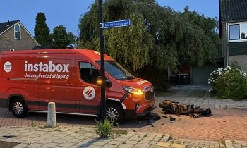 Pakketbezorger en scooterrijder botsen in Vinkeveen