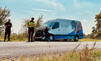 Botsing tussen bestelbus en vrachtwagentje zorgt voor vertraging op N201