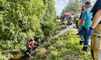 Duikers zoeken naar persoon te water in Waverveen