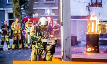 Leon stopt na 40 jaar als brandweervrijwilliger: collega's organiseren ludiek afscheid