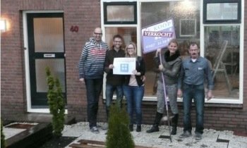 Van links naar rechts:Marcel Kentrop (Strooppot), Johan van Veen (koper), Susan Fransen (koper), Martine van Acker (Vida makelaars), De heer Houtkamp (verkoper)