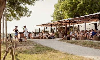 Wander Island luidt het terrasseizoen in aan het water