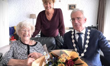 Leny Warger-Donker (100) geniet volop van het leven in Het Hoge Heem