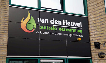 Nieuw logo schijnt trots op de gevel Van den Heuvel Centrale Verwarming