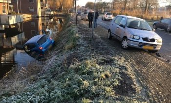 Auto te water na ongeluk Hoofdweg Mijdrecht