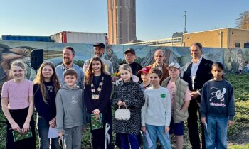 Nieuwe muurschildering bij het Flower Art Museum geopen