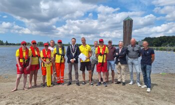 Gemeente en Reddingsbrigade tekenen overeenkomst voor toezicht zwemlocaties