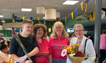 Bloemen voor oudste deelnemer Zwem4daagse
