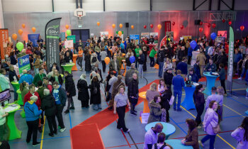 Drukbezochte banenmarkt brengt talenten en bedrijven samen