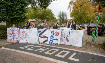 Kinderen van basisschool Ichthus vragen aandacht voor verkeersveiligheid in Baambrugge