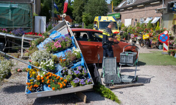 Automobilist veroorzaakt ravage bij tuincentrum Mijdrecht