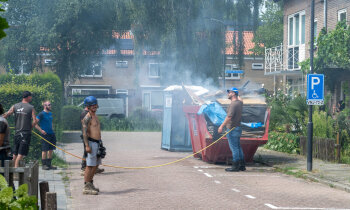 Bouwvakkers beginnen met blussen containerbrand Mijdrecht