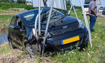 Auto ramt verkeersbord langs N201 Amstelhoek