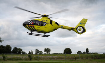 Traumahelikopter landt in Mijdrecht voor gevallen man