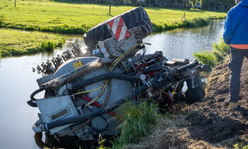 Giertank belandt in de sloot Mijdrecht