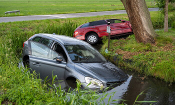 Twee auto's te water na botsing Mijdrecht