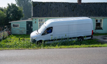 Bestelbus verzakt bij oud huisje in Mijdrecht