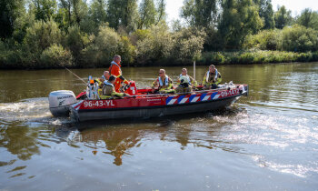 Veenbrand houdt brandweer urenlang bezig bij De Hoef, brandweerman gewond