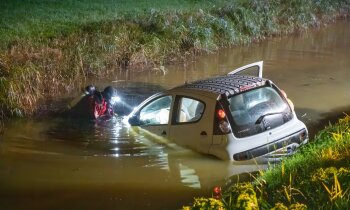 Auto ramt bosschages, lantaarnpaal en raakt te water N201 Mijdrecht