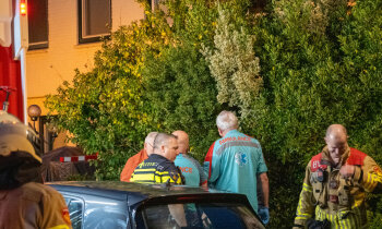 Vlam in de pan in Mijdrecht, politie haalt bewoner uit huis