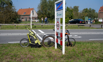 Fietser met baby geschept op rotonde Amstelhoek