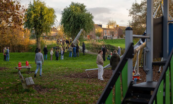 Brandweer bevrijdt kindje uit speeltoestel Wilnis