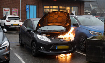 Auto in brand op parkeerterrein Hoogvliet Mijdrecht