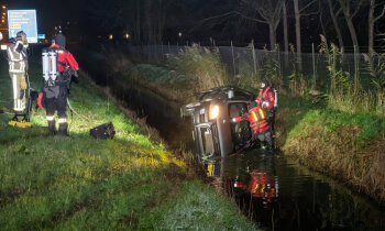 Auto te water N201 Mijdrecht, brandweer redt vrouw