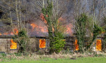 Grote brand in schuur langs N201 Vinkeveen, weg dicht