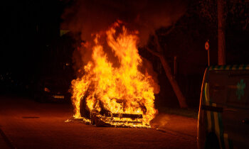 Auto brandt volledig uit in Mijdrecht